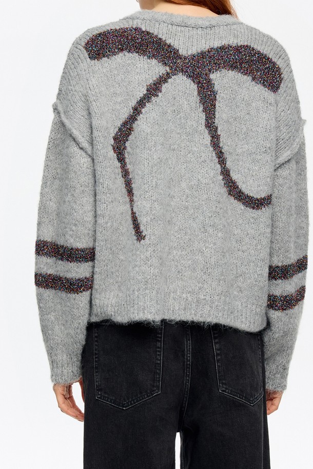 [25FW] 라이트 그레이 틴셀 벌룬 가디건 B256AWG001GRB는 여성용 가을/겨울 상의입니다. 라이트 그레이 컬러의 무지 디자인으로, 캐주얼, 미니멀, 클래식 스타일을 연출할 수 있습니다. 숏 기장의 라운드 넥 가디건으로, 루즈핏과 벌룬 핏이 특징이며, 긴소매 디자인입니다. 아크릴, 폴리에스테르, 나일론 혼방 소재로 제작되어 부드러운 촉감과 두꺼운 두께감을 제공합니다.
