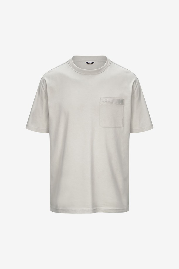 까웨(KWAY) 팬텀 포켓 티셔츠는 남성을 위한 화이트 컬러의 베이직한 반소매 티셔츠입니다. 면 소재로 제작되어 봄, 여름철 일상복으로 적합하며, 레귤러 핏과 라운드넥 디자인으로 편안하게 착용할 수 있습니다. 무지 패턴에 포켓 디테일이 더해진 캐주얼한 스타일의 상의입니다.
