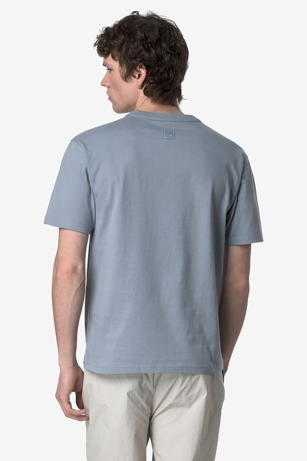 까웨(KWAY) 남성 팬텀 포켓 티셔츠는 부드러운 면 소재로 제작되어 편안한 착용감을 선사하며, 봄, 여름 시즌 캐주얼 스타일을 완성합니다. 레귤러 핏에 라운드넥 디자인으로 베이직한 매력을 더하고, 패치 포켓 디테일로 포인트를 주었습니다. 반소매 기장의 이 티셔츠는 일상에서 활용하기 좋습니다.
