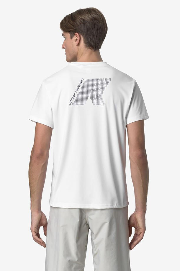 까웨(KWAY) 그래파이트 티셔츠는 남녀공용으로, 여름철 야외 스포츠 및 하이킹에 적합한 스포티한 반소매 티셔츠입니다. 통기성과 신축성이 뛰어난 폴리에스테르 소재로 제작되었으며, 라운드넥 디자인에 앞 패치 포켓과 뒷면 실크스크린 프린트가 돋보입니다. 그래파이트 컬러의 무지 디자인으로 어떤 스타일에도 쉽게 매치할 수 있습니다.
