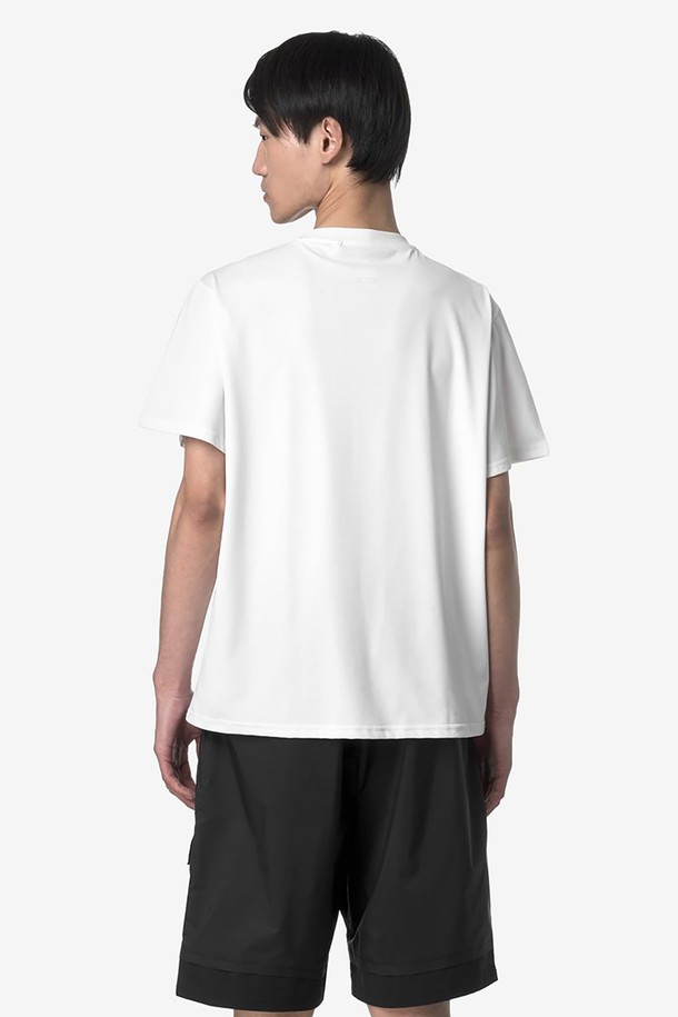 까웨(KWAY) 수반 티셔츠는 남녀공용으로, 야외 스포츠 및 하이킹에 적합한 스포티한 스타일의 반소매 티셔츠입니다. 폴리에스테르 소재의 레귤러핏으로 가볍고 통기성이 뛰어나며, 신축성이 있어 활동성을 높여줍니다. 흰색과 검은색 두 가지 색상으로 제공되며, 라운드넥에 앞 패치 포켓과 세로 지퍼 포켓 디테일, 로고 및 실리콘 프린트 무늬가 특징입니다.
