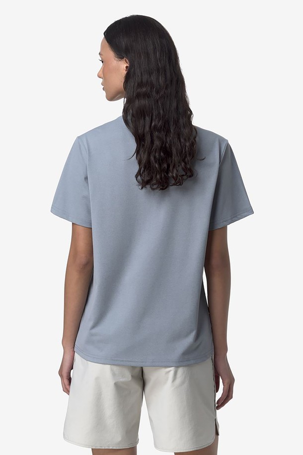 까웨(KWAY) 수반 티셔츠는 스포티한 무드를 연출하는 유니섹스 티셔츠입니다. 흰색 바탕에 로고 패턴이 돋보이며, 폴리에스테르 소재로 제작되어 통기성과 신축성이 우수합니다. 라운드넥 디자인에 앞면 패치 포켓과 수직 지퍼 포켓이 있으며, 하이킹, 아웃도어, 스포츠 활동에 적합합니다.
