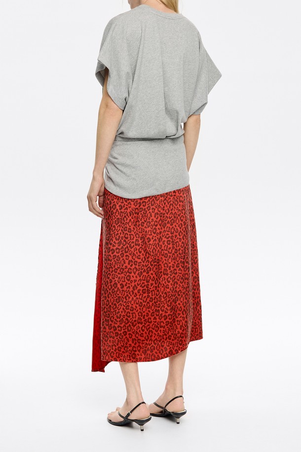 빔바이롤라(BIMBA Y LOLA)의 [25SS] 애니멀스팟 스웨트 셔츠 드레스는 부드러운 면 혼방 소재로 제작되어 편안한 착용감을 선사합니다. 캐주얼한 무드의 루즈핏 A라인 디자인에 애니멀 패턴이 더해져 개성 있는 스타일을 연출하며, 봄, 여름 시즌에 활용하기 좋습니다. 라운드넥과 반소매 디자인으로 편안함을 더하고, 안감은 폴리에스터 100%, 겉감은 면 67%, 리오셀 23%, 레이온 16%로 구성되었습니다.
