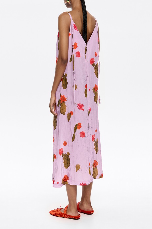 [25SS] 빔바이롤라 선인장 A-라인 드레스는 봄, 여름 시즌에 어울리는 여성용 A라인 드레스입니다. 레이온과 나일론 혼방 소재로 제작되어 시원하고 편안한 착용감을 선사하며, 민소매 디자인과 스퀘어넥 라인이 특징입니다. 핑크 컬러 바탕에 선인장 프린트가 더해져 캐주얼하면서도 산뜻한 분위기를 연출하며, 안감이 있어 비침 걱정 없이 착용할 수 있습니다.
