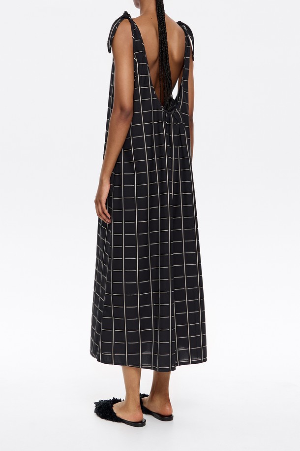 빔바이롤라의 [25SS] 체크 A-라인 타이 드레스 B255AWO009BKB는 여성용 민소매 드레스로, 봄/여름 계절에 어울리는 베이직 스타일의 제품입니다. 블랙 컬러의 체크 패턴과 A라인 핏, 스퀘어넥 디자인이 특징이며, 타이 디테일로 포인트를 더했습니다. 폴리에스터와 레이온 혼방 소재로 제작되었으며, 더스트백이 함께 제공됩니다.
