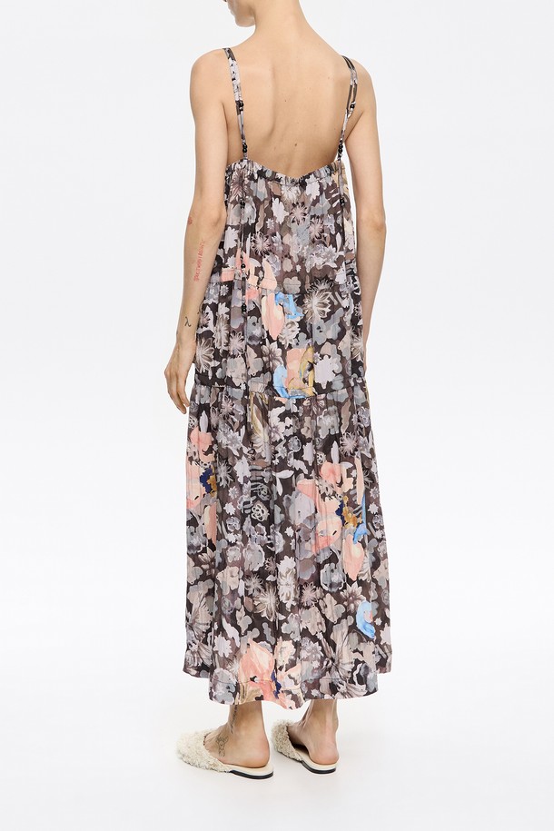 25SS 시즌, 빔바이롤라의 가자니아 A라인 드레스는 여성스러운 실루엣을 연출하는 우아한 디자인의 원피스입니다. 레이온과 나일론 혼방 소재로 제작되어 봄, 여름 시즌에 시원하고 편안하게 착용 가능하며, Khaki와 Brown 두 가지 컬러로 만나보실 수 있습니다. A라인 핏과 A라인 치마타입으로 세련된 스타일을 완성해 보세요.
