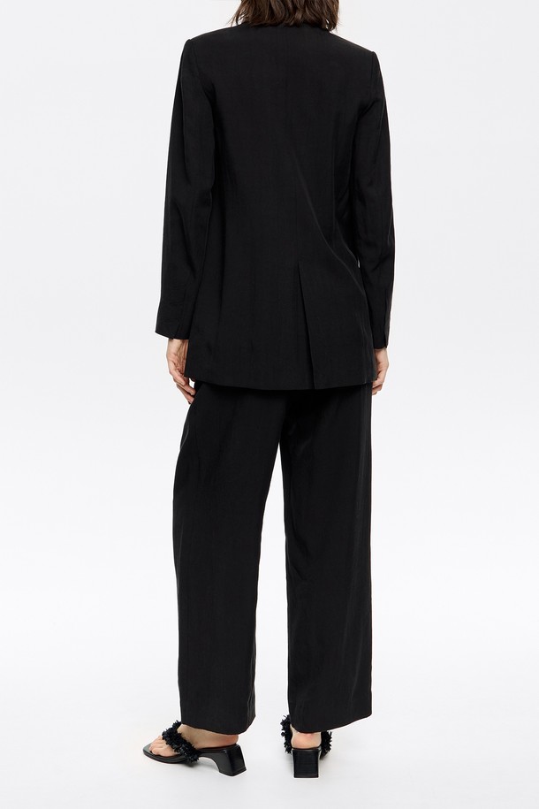 **[25SS] 빔바이롤라 테일러드 더블 브레스트 재킷 B255AWJ010BKA**

세련된 스타일을 완성하는 빔바이롤라(BIMBA Y LOLA) 테일러드 더블 브레스트 재킷입니다. 부드러운 리오셀과 린넨 혼방 소재로 제작되어 봄, 여름 시즌에 시원하고 편안하게 착용할 수 있습니다. 블랙 컬러의 미니멀하고 시크한 디자인은 오피스룩, 출근룩, 모임룩 등 다양한 TPO에 활용하기 좋습니다. 레귤러핏에 얇은 두께감, 긴 소매 기장으로 세련된 실루엣을 연출하며, 면 안감으로 부드러운 촉감을 선사합니다. 클래식한 무드의 더블 버튼 여밈 방식으로, 포멀하면서도 세련된 스타일을 연출해보세요.
