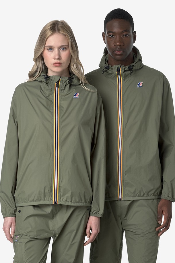 까웨(KWAY) 르브레 4.0 클로드 이스트 패커블 재킷은 남녀 공용으로, 봄, 여름 시즌에 활용하기 좋은 윈드브레이커입니다. 카키 색상의 무지 디자인으로 스포티, 캐주얼, 고프코어 스타일을 연출할 수 있습니다. 얇고 부드러운 나일론 소재로 제작되어, 가볍고 편안한 착용감을 제공하며, 레귤러핏에 집업 형태로 간편하게 입고 벗을 수 있습니다. 후드 조절 기능, 등 통기성, 방수 심실링, DWR 코팅, 아시안핏을 적용하여 기능성을 높였으며, 방수, 통기, 경량, 패커블 기능으로 여행, 산책, 캠핑 등 다양한 아웃도어 활동에 적합합니다.
