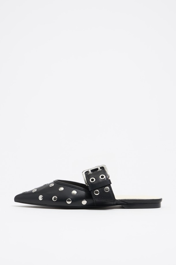 **빔바이롤라 스터드 블랙 레더 슬링백 발레리나 B255AIS004BKC**

세련된 블랙 컬러의 빔바이롤라(BIMBA Y LOLA) 슬링백입니다. 뾰족코 디자인과 플랫 굽으로 여성스러운 실루엣을 연출하며, 일상, 데이트, 쇼핑 등 다양한 TPO에 잘 어울립니다. 고급스러운 소가죽 소재에 발레리나 스타일, 스터드 디테일이 더해져 클래식하면서도 시크한 무드를 자아냅니다. 안감은 가죽으로 마감되었으며, 로우컷 탑라인과 슬링백 여밈 디자인으로 편안하게 착용 가능합니다. 봄, 여름 시즌에 데일리룩에 포인트를 더할 아이템입니다.
