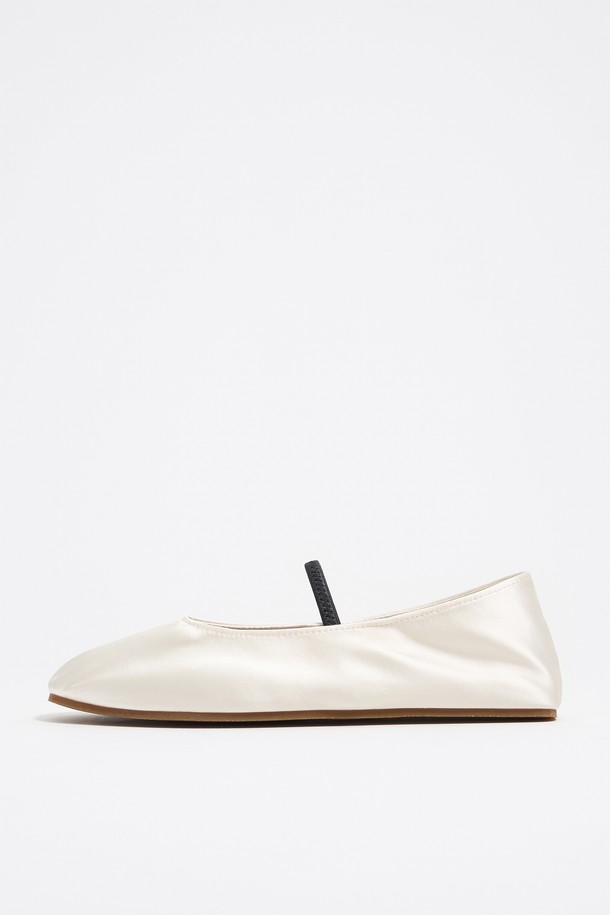 [25SS] 빔바이롤라 화이트 새틴 발레리나 B255AIS002IVC는 여성용 발레리나 슈즈입니다. 화이트와 아이보리 컬러로 출시되었으며, 봄, 여름 계절에 어울리는 디자인입니다. 라운드 앞코, 플랫 굽, 일자 탑라인이 특징이며, 나일론, 천연가죽, 고무 소재를 사용하여 제작되었습니다. 안감은 나일론과 천연가죽으로 구성되어 편안한 착용감을 선사하며, 더스트백이 포함되어 있습니다. 데이트룩, 동네 마실룩, 카페룩 등 다양한 TPO에 클래식, 미니멀, 걸리시 스타일로 연출하기 좋습니다.
