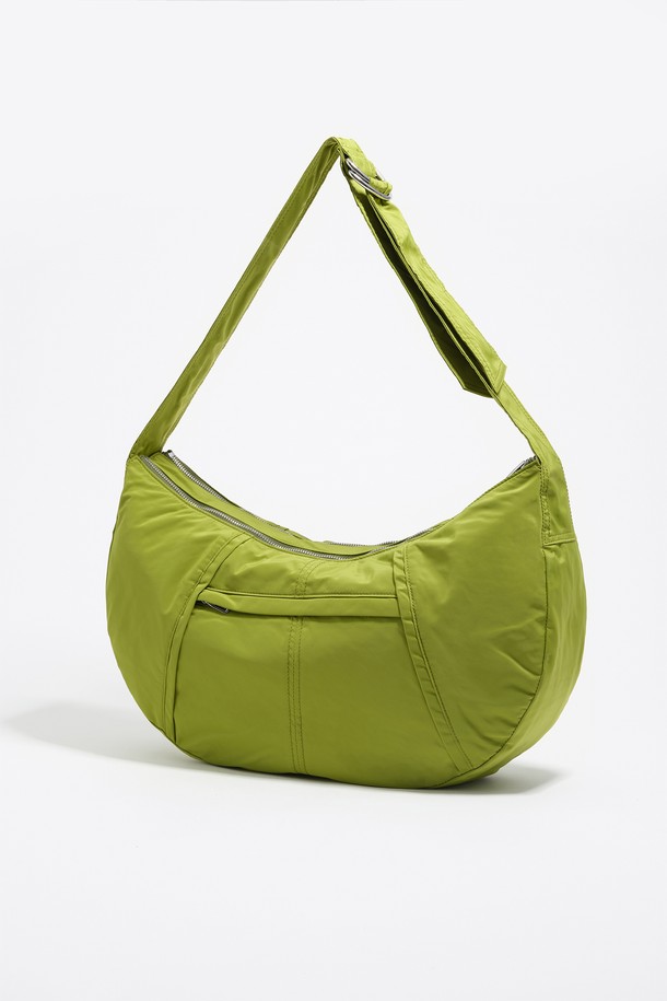 [25FW] 키위 문백 라지 B256AIB040GNF는 여성용 가방입니다. 산뜻한 키위 컬러의 폴리에스터 소재로 제작되었으며, 넉넉한 수납이 가능한 라지 사이즈의 반원 형태 문백입니다. 미니멀, 클래식, 캐주얼 스타일 모두 소화 가능하며, 여행룩, 휴가룩, 모임룩 등 다양한 TPO에 활용하기 좋습니다. 더스트백이 포함되어 있어 보관이 용이합니다.
