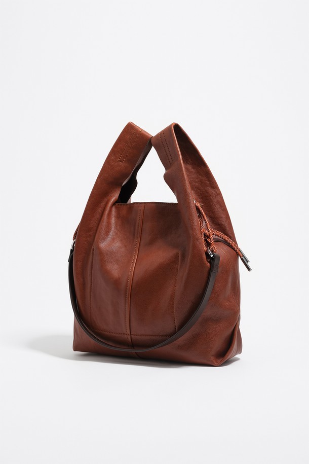 [25FW] 다크탠 레더 페이퍼백 미디엄 B256AIB030BRF는 부드러운 소가죽 소재의 여성용 페이퍼백입니다. 다크탠 컬러의 무지 디자인으로, 클래식, 미니멀, 시크한 스타일을 연출하기 좋습니다. 미디엄 사이즈의 사각 형태 가방으로, 오피스룩, 출근룩, 모임룩 등 TPO에 맞춰 활용 가능합니다. 오픈형 잠금 방식이며, 더스트백이 포함되어 있어 보관이 용이합니다. 페이퍼백 스타일로, 세련된 느낌을 더합니다.
