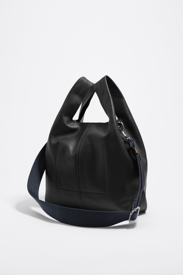 [25FW] 블랙 레더 페이퍼백 미디엄 B256AIB031BKF는 부드러운 소가죽 소재의 여성용 페이퍼백입니다. 미니멀하고 시크한 스타일로, 오피스룩, 출근룩, 모임룩 등 다양한 TPO에 활용하기 좋습니다. 사각형 쉐입에 블랙 컬러, 무지 디자인으로 어떤 스타일에도 잘 어울립니다. 가로 28cm, 세로 32cm의 미디엄 사이즈로, 넉넉한 수납 공간을 제공하며 더스트백이 포함되어 있습니다. 오픈형 잠금 방식으로 편리하게 사용할 수 있습니다.
