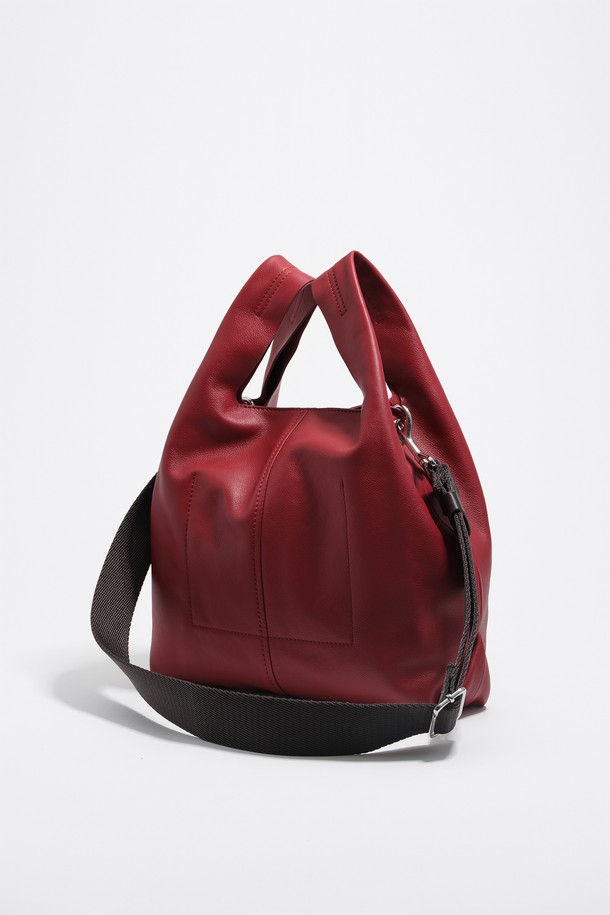 세련된 레드가 돋보이는 [25FW] 레드 레더 페이퍼백 미디엄 B256AIB032RDF입니다. 부드러운 소가죽 소재로 제작되었으며, 미디엄 사이즈에 사각형 디자인으로 실용성을 더했습니다. 오픈형 잠금 방식을 채택하여 물건을 쉽게 넣고 꺼낼 수 있으며, 더스트백이 포함되어 있어 보관이 용이합니다. 무지 디자인으로 어떤 스타일에도 잘 어울리며, 데이트룩, 모임룩, 출근룩 등 다양한 TPO에 활용 가능합니다. 클래식, 미니멀, 시크한 스타일을 즐기는 여성에게 추천하며, 사이즈는 28 * 32 cm입니다.
