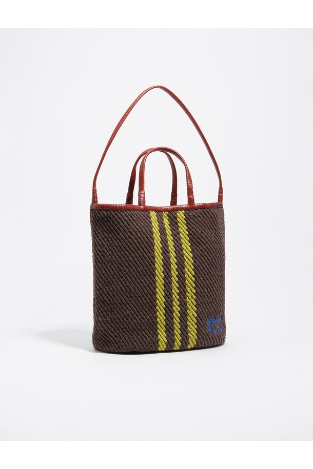 [25FW] 브라운 코튼 숄더백 B256AIB068BRF는 면, 소가죽, 황마 혼방 소재로 제작된 여성 숄더백입니다. 미디엄 사이즈의 사각 쉐입에 브라운과 옐로우 컬러의 스트라이프 패턴이 특징이며, 캐주얼, 클래식, 리조트 스타일 연출에 적합합니다. 여행, 휴가, 산책 등 다양한 TPO에 활용 가능하며, 넉넉한 수납 공간과 함께 더스트백(랜덤)이 포함되어 실용성을 더했습니다. 캐주얼한 분위기를 연출하기 좋으며, 데일리 백으로 활용하기 좋습니다.
