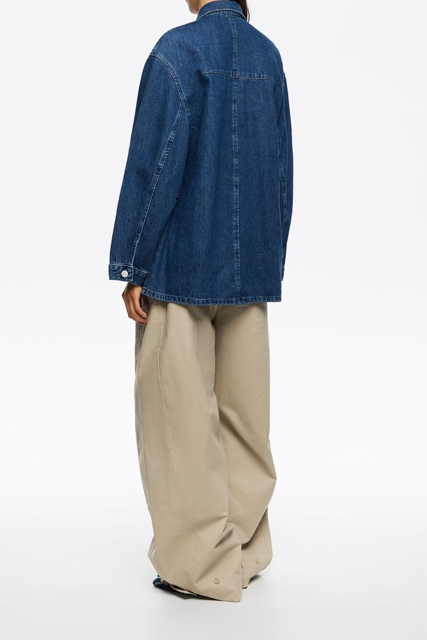 [25FW] 다크블루 데님 스트레이트 컷 재킷 B256AWJ005BLB는 여성용 아우터로, 가을과 겨울에 착용하기 좋은 두꺼운 데님 소재의 데님 재킷입니다. 다크블루 컬러에 무지 패턴으로, 캐주얼 및 베이직 스타일을 연출하기 좋습니다. 스트레이트 핏과 레귤러 기장으로 편안한 착용감을 선사하며, 버튼 여밈 방식과 긴 소매, 포켓 디테일이 특징입니다. 출근룩과 모임룩, 캐주얼 및 미니멀 스타일을 즐겨 입는 분들께 추천합니다. 25FW 시즌을 맞이하여 출시된 제품입니다.
