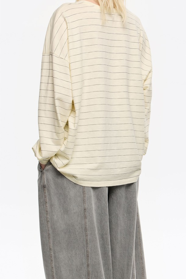 [25FW] 바닐라 오버사이즈 타이 로고 티셔츠 B256AWT015IVE는 캐주얼한 스타일을 추구하는 분들을 위한 티셔츠입니다. 산책룩에 어울리며, 봄, 여름, 가을 계절에 착용하기 좋습니다. 바닐라 색상의 라운드넥 긴소매 티셔츠로, 오버핏 디자인에 타이 로고 패턴이 특징입니다. 면 99%, 폴리에스터 1%의 혼방 소재로 제작되어 편안한 착용감을 선사합니다. 미니멀한 스타일을 즐기는 분들께 추천합니다.
