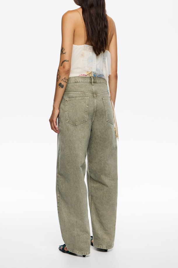 [25FW] 워시드 그린 배럴 데님 B256AWN002GNA는 캐주얼한 무드의 유니섹스 데님 팬츠입니다. 봄, 여름, 가을 시즌에 착용하기 좋으며, 라이트 그린 컬러의 워시드 가공된 면 소재로 제작되었습니다. 루즈핏 와이드 실루엣의 긴 기장으로 편안한 착용감을 선사하며, 배럴 실루엣이 특징입니다. 데일리룩에 포인트 아이템으로 활용하기 좋은, 미니멀한 스타일의 데님 팬츠를 경험해 보세요.
