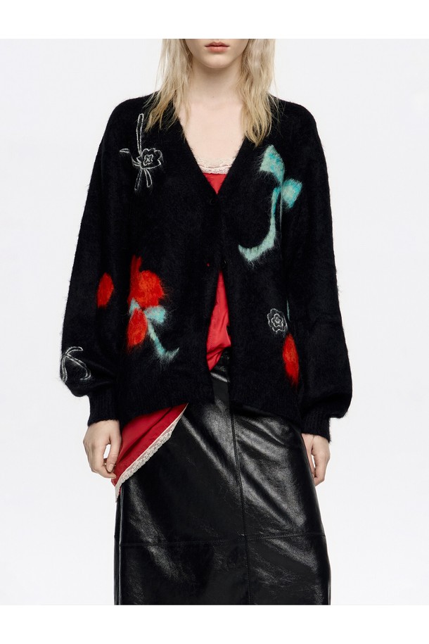 빔바이롤라 블랙 알파카 울 리브드 카디건 B256AWG003BKE는 여성용 가을/겨울 의류입니다. 캐주얼, 클래식, 미니멀 스타일을 아우르며 일상 및 모임룩에 적합합니다. 부드러운 촉감의 알파카, 울, 니트 혼방 소재로 제작되었으며, 브이넥 디자인에 루즈핏으로 편안함을 더했습니다. 블랙 컬러에 플라워 자수, 긴소매와 두꺼운 두께감이 특징이며, 유니크한 스타일을 연출합니다.
