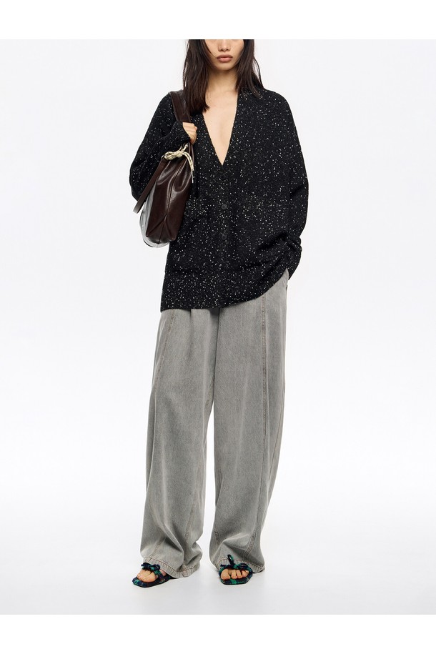 25FW 빔바이롤라 블랙 롱 네프스 카디건 B256AWG008BKB는 여성용 상의 니트/스웨터 카테고리에 속하는 제품입니다. 캐주얼, 미니멀, 클래식 스타일을 아우르며, 가을, 겨울 시즌에 착용하기 좋습니다. 블랙 컬러의 롱 기장 브이넥 카디건으로, 루즈핏 디자인에 네프스 패턴이 특징입니다. 아크릴, 폴리에스터, 면 혼방 소재로 제작되어 편안한 착용감을 선사하며, 긴 소매 디자인으로 따뜻함을 더했습니다. 일상에서 활용하기 좋은 베이직한 아이템입니다.
