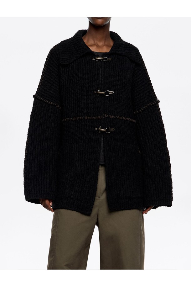 [25FW] 빔바이롤라 메탈 후크 블랙 카디건 B256AWG012BKE는 여성용 카디건입니다. 가을, 겨울 시즌에 어울리는 두꺼운 두께감의 니트 소재와 울 소재 혼방으로 제작되었습니다. 캐주얼, 베이직, 모던 스타일을 연출하며, 루즈핏과 오버핏으로 편안한 착용감을 제공합니다. 블랙 컬러의 무지 또는 골지 패턴으로 폭넓은 코디가 가능하며, 숄카라 또는 브이넥 디자인에 메탈 후크와 스티치 디테일이 돋보입니다. 긴 소매 기장과 오픈/버클 여밈 방식을 갖춘 실용적인 아이템입니다.
