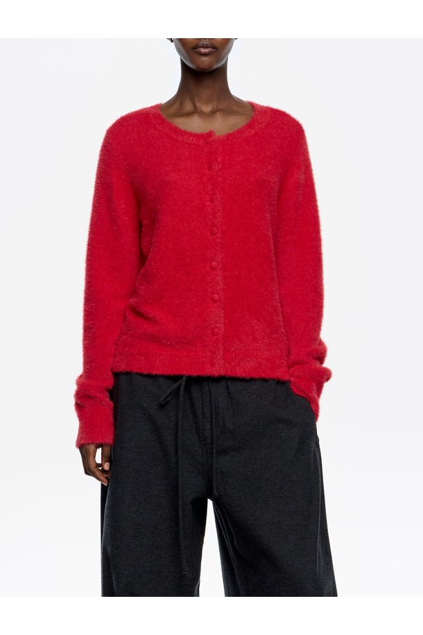 [25FW] 빔바이롤라 레드 네프스 크루넥 스웨터 B256AWK012RDB는 부드러운 니트 소재로 제작되어 가을과 겨울에 따뜻하게 입을 수 있는 여성용 상의입니다. 캐주얼하고 베이직한 스타일로, 일상복으로 활용하기 좋습니다. 레귤러 핏에 라운드넥 디자인이며, 두꺼운 두께감으로 포근함을 더했습니다. 긴소매와 무지 패턴으로 미니멀하고 클래식한 분위기를 연출합니다. 특히, 네프스 디테일이 돋보여 개성 있는 스타일을 완성합니다.
