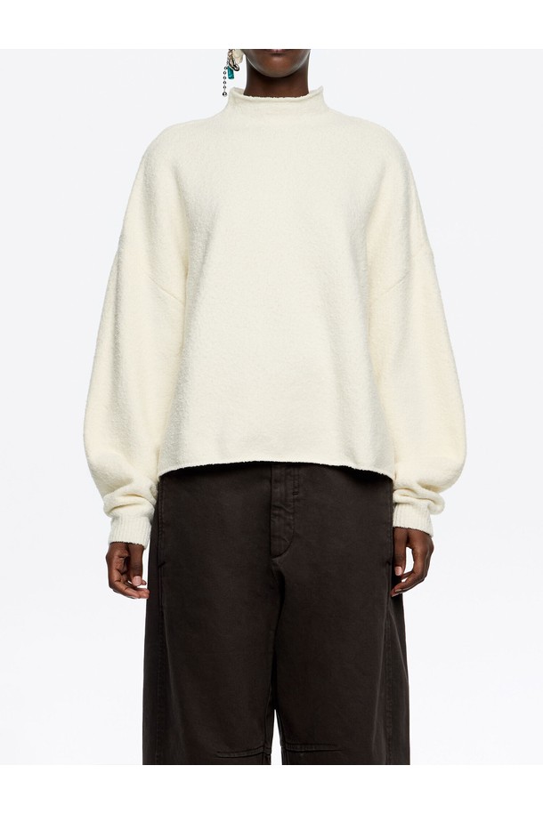 [25FW] 빔바이롤라 아이보리 코튼 박시 스웨터 B256AWK019IVB는 여성용 니트/스웨터입니다. 가을, 겨울 시즌에 어울리는 두꺼운 두께감의 긴소매 스웨터로, 부드러운 촉감이 특징입니다. 아이보리 색상의 무지 디자인에 모크넥 라인과 루즈핏으로 편안한 착용감을 선사합니다. 면, 나일론, 아크릴, 스판덱스 혼방 소재로 제작되어 캐주얼, 미니멀, 클래식 스타일 연출에 용이합니다. 일상복으로 활용하기 좋은 베이직한 디자인의 스웨터입니다.
