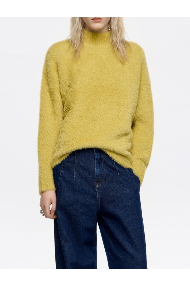 [25FW] 빔바이롤라 머스타드 하이넥 퍼 스웨터 B256AWK018MSB는 여성용 니트/스웨터입니다. 가을, 겨울 시즌에 어울리는 두꺼운 두께감의 레귤러핏 제품으로, 부드러운 촉감의 폴리아미드와 나일론 소재를 사용하여 제작되었습니다. 머스타드 컬러의 무지 디자인이며, 하프넥/터틀넥/모크넥 스타일의 하이넥에 긴 소매 기장으로 디자인되어 캐주얼, 클래식, 미니멀 스타일을 모두 소화할 수 있습니다. 일상생활에서 폭넓게 활용하기 좋은 베이직한 아이템입니다.
