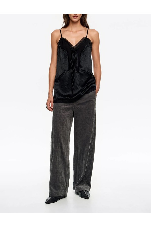 [25FW] 빔바이롤라 리드그레이 코듀로이 배럴 팬츠 B256AWP006GRA는 여성용 배럴 팬츠입니다. 가을, 겨울 시즌에 어울리는 이 바지는 리드 그레이 컬러의 코듀로이 소재로 제작되어 캐주얼하면서도 모던한 스타일을 연출합니다. 면, 엘라스테인 혼방으로 편안한 착용감을 제공하며, 와이드한 배기핏이 특징입니다. 출근룩과 모임룩, 그리고 캐주얼, 미니멀, 클래식 스타일을 즐겨 입는 분들께 추천합니다.
