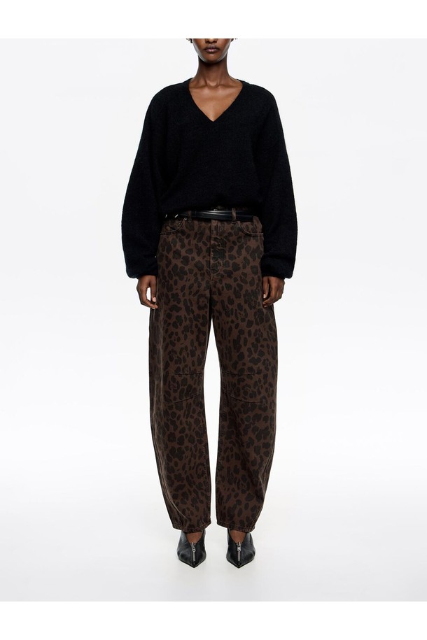 [25FW] 빔바이롤라 다크브라운 레오파드 배럴 빅진 B256AWN009BRA은 여성용 빅진으로, 가을과 겨울에 어울리는 아이템입니다. 다크브라운 컬러의 레오파드 패턴이 돋보이며, 캐주얼, 스트릿, 레트로 스타일을 연출하기 좋습니다. 면과 데님 소재로 제작되어 편안한 착용감을 선사하며, 와이드, 배기, 루즈핏의 넉넉한 핏으로 트렌디한 스타일을 완성합니다. 데이트룩에 포인트 아이템으로 활용하여 개성 있는 스타일을 연출해보세요. 빔바이롤라 특유의 감각적인 디자인이 돋보이는 배럴 핏 빅진입니다.
