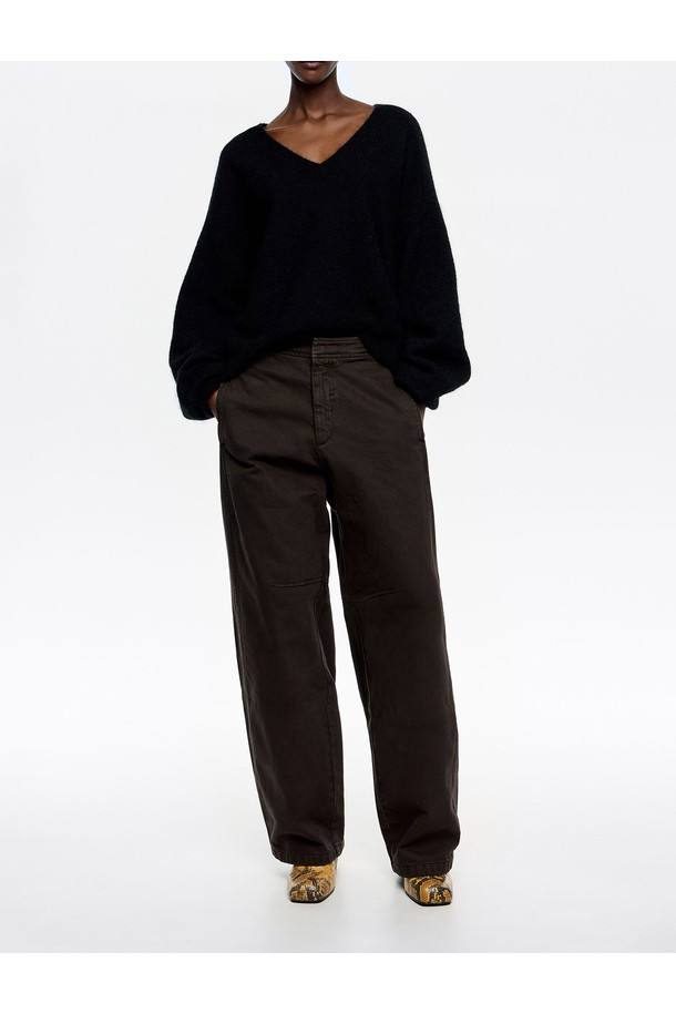 **[25FW] 빔바이롤라 브라운 히든 패스너 배럴 진 B256AWN004DWA**

가을, 겨울 시즌에 어울리는 빔바이롤라 (Bimba y Lola)의 여성용 배럴 진입니다. 톤 다운된 다크 브라운 컬러의 면 소재로 제작되어 캐주얼하고 미니멀한 스타일을 연출합니다. 루즈핏의 와이드 배기핏으로 편안한 착용감을 선사하며, 히든 패스너 디테일로 깔끔함을 더했습니다. 무지 디자인으로 다양한 상의와 매치하기 용이하며, 일상 및 캐주얼 룩에 활용하기 좋습니다.
