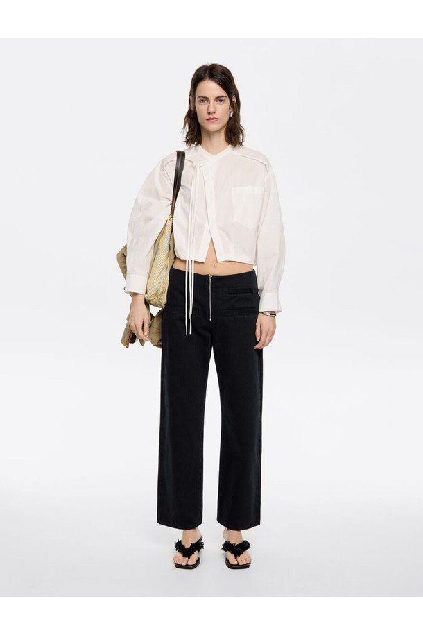 빔바이롤라 블랙 데님 앵클 진 B256AWN006BKA는 여성용 데님 팬츠입니다. 일상생활에서 편안하게 착용할 수 있으며, 봄, 가을, 겨울 계절에 적합합니다. 블랙 및 WASHED DENIM BLACK 컬러로 출시되었으며, 캐주얼, 베이직, 미니멀 스타일을 연출하기 좋습니다. 9부 기장의 일자핏, 또는 스트레이트, 와이드 핏으로 디자인되었으며 앵클 렝스 특징을 가지고 있습니다. 면과 데님 소재로 제작되어 있으며, 레귤러핏으로 편안함을 더했습니다.
