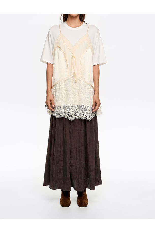 세련된 스타일을 완성해 줄 빔바이롤라 브라운 플리츠 A라인 미디 스커트입니다. 라이오셀과 나일론 혼방 소재로 제작되어 부드럽고 편안한 착용감을 선사하며, 가을, 겨울 시즌에 어울리는 따뜻한 분위기를 연출합니다. 베이직하고 캐주얼한 무드로 출근룩, 모임룩 등 다양한 TPO에 활용 가능하며, 캐주얼, 클래식, 미니멀 스타일을 즐겨 입는 여성분들께 추천합니다. A라인 플리츠 디자인이 다리 라인을 더욱 슬림하게 보이도록 도와줍니다. 무지 패턴의 브라운 컬러로 어떤 상의와도 쉽게 매치하여 폭넓은 스타일링을 연출할 수 있습니다.
