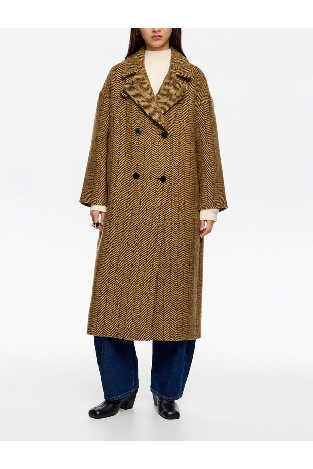 [25FW] 빔바이롤라 롱 머스타드 헤링본 테일러드 코트 B256AWC006MSB는 가을과 겨울에 어울리는 여성용 아우터입니다. 클래식하고 모던한 스타일을 연출하는 롱 기장의 테일러드 코트로, 오버핏과 루즈핏으로 편안하게 착용할 수 있습니다. 머스타드 컬러의 헤링본 패턴이 특징이며, 더블 버튼 여밈 방식과 긴 소매, 테일러드 카라 디자인이 돋보입니다. 오피스룩, 출근룩, 모임룩 등 다양한 TPO에 시크하고 미니멀한 스타일을 더해줍니다. 폴리에스테르 소재로 제작되어 부드러운 촉감을 선사합니다.
