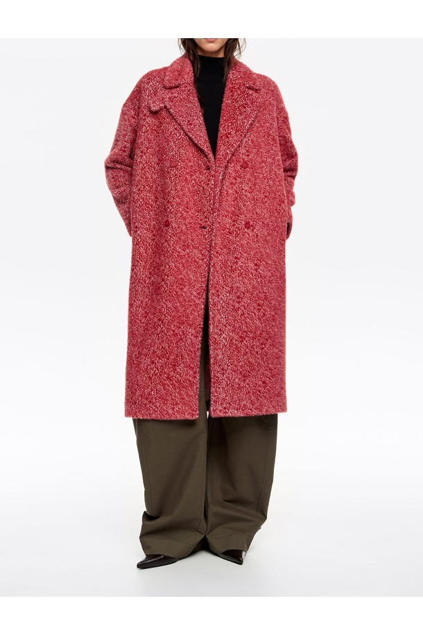 25FW 빔바이롤라(BIMBA Y LOLA) 레드 퍼 테일러드 코트 B256AWC007RDB는 여성스러운 매력을 더해줄 아우터입니다. 가을과 겨울에 어울리는 두꺼운 두께감의 롱 기장 코트로, 캐주얼하면서도 모던한 스타일을 연출합니다. 더블 버튼 여밈과 테일러드 칼라 디자인이 특징이며, 루즈핏으로 편안한 착용감을 선사합니다. 무지 또는 보카시 패턴의 고급스러운 퍼 소재가 돋보이는 제품입니다. 일상에서 세련된 스타일을 완성해보세요.
