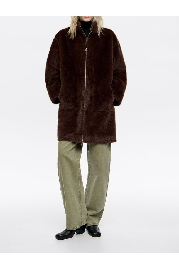 [25FW] 빔바이롤라 다크 브라운 오버사이즈 리버서블 퍼 코트 B256AWM003DWB는 여성용 아우터로, 가을과 겨울에 착용하기 좋은 퍼 코트입니다. 다크 브라운 컬러의 부드러운 퍼와 인조가죽 소재의 조화가 돋보이며, 캐주얼 및 모던 스타일을 연출합니다. 미디엄 기장의 오버핏 디자인으로, 집업 여밈 방식과 긴 소매가 특징입니다. 리버서블 디자인으로 다양한 스타일을 연출할 수 있으며, 모임룩 및 연말 모임룩에 활용하기 좋습니다.
