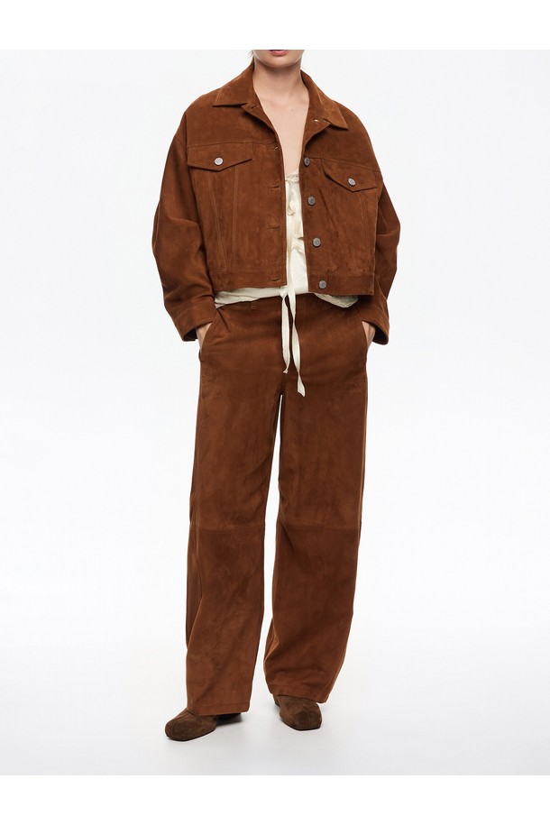 [25FW] 빔바이롤라 카라멜 스웨이드 재킷 B256AWL002CME는 부드러운 스웨이드 소재로 제작되어 고급스러운 분위기를 자아내는 여성 재킷입니다. 카라멜과 브라운 컬러를 사용하여 따뜻하고 세련된 느낌을 주며, 캐주얼, 시크, 빈티지 스타일을 모두 소화할 수 있습니다. 숏 기장의 루즈핏 또는 오버핏으로 편안하게 착용 가능하며, 싱글 버튼 여밈과 플랩 포켓 디테일이 돋보입니다. 가을, 겨울, 봄까지 활용할 수 있는 두꺼운 두께감으로, 모임룩 또는 일상에서 폭넓게 스타일링할 수 있습니다.
