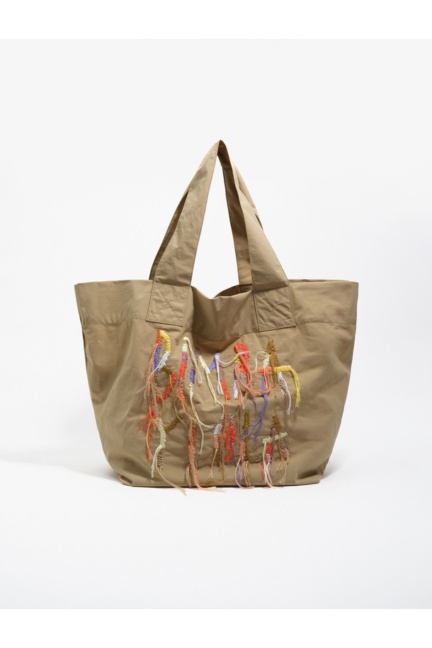 [25FW] 빔바이롤라(Bimba y Lola) 베이지 나일론 쇼퍼백 B256AIB066BEF입니다. 부드러운 나일론과 폴리아미드 소재로 제작되어 가볍고 편안한 착용감을 제공합니다. 라지 사이즈로 넉넉한 수납 공간을 자랑하며, 심플한 무지 디자인에 브랜드 로고와 태슬 장식이 포인트로 더해져 캐주얼하면서도 세련된 스타일을 연출합니다. 가방 잠금 방식은 오픈형이며, 62 x 40cm 크기로 넉넉한 수납력을 제공하여 일상 및 여행 시 유용하게 사용 가능합니다. 미니멀한 디자인으로 다양한 스타일에 매치하기 좋습니다.
