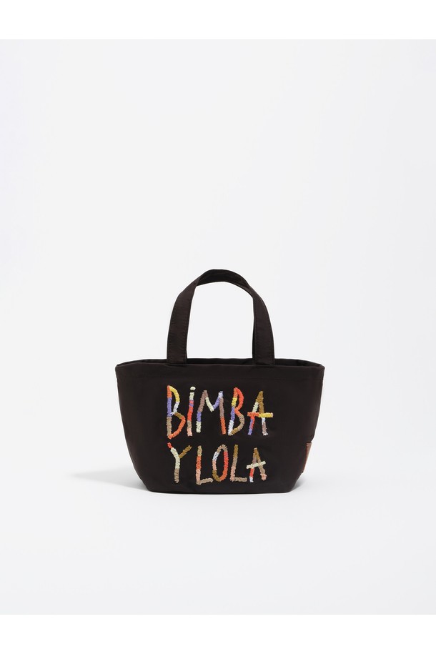 **[25FW] 빔바이롤라 차콜 나일론 미니백 B256AID020GRF**

빔바이롤라(BIMBA Y LOLA)의 25FW 컬렉션, 차콜 나일론 미니백입니다. 가볍고 내구성이 뛰어난 나일론, 폴리에스테르, 소가죽 소재로 제작되었으며, 미니멀한 사이즈로 데이트룩, 출근룩, 모임룩 등 다양한 TPO에 활용하기 좋습니다. 사각 쉐입에 로고 레터링과 로고 디자인 장식이 포인트로, 클래식, 미니멀, 캐주얼 스타일 모두에 잘 어울립니다. 가방 내부에는 더스트백이 포함되어 있으며, 오픈형 잠금 방식을 채택했습니다. 크기는 27 x 14 cm입니다.
