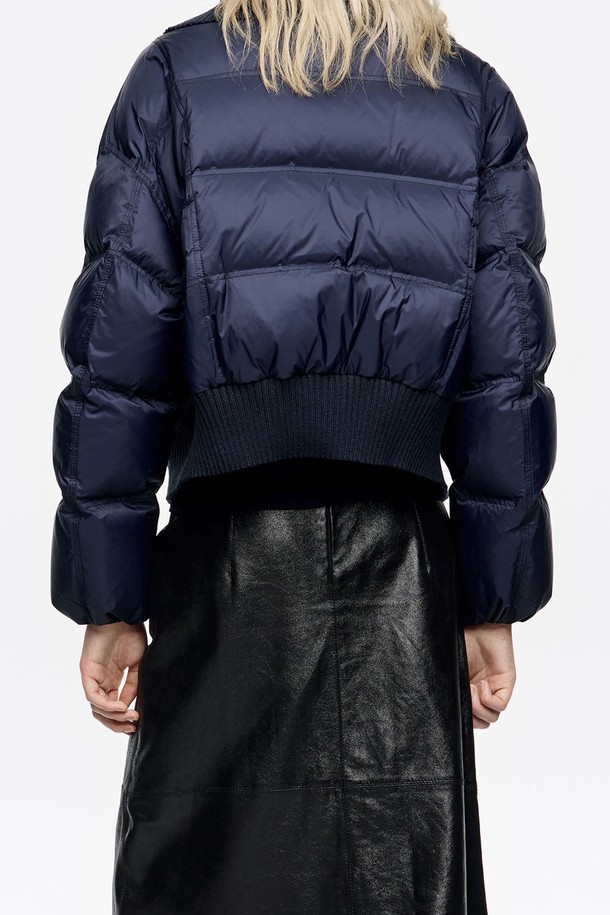 \[25FW] 네이비블루 맥시 니트 네크라인 다운 재킷 B256AWD007NYB는 여성 고객을 위한 겨울철 아우터입니다. 캐주얼 및 모던 스타일을 추구하며, 일상과 캐주얼한 TPO에 적합합니다. 숏 기장의 오버핏 또는 루즈핏으로, 다크 네이비, 네이비, 네이비블루 등 다양한 네이비 계열 색상으로 출시되었습니다. 방한 기능과 맥시 니트 네크라인 디자인이 특징이며, 아크릴, 폴리아미드, 오리털, 덕다운 등 두꺼운 소재로 제작되어 보온성을 높였습니다. 출근룩과 여행룩에 미니멀, 캐주얼, 클래식 스타일을 더해 세련된 겨울 패션을 완성해 보세요.
