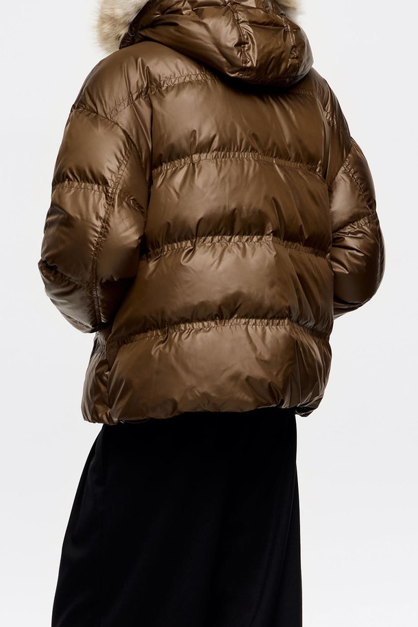 [25FW] 다크카키 퍼 후드 숏 다운 재킷 B256AWD008OLB는 여성용 아우터로, 겨울철 일상에서 캐주얼하게 착용하기 좋은 다운 재킷입니다. 다크카키 및 다크 올리브 컬러의 무지 디자인에 퀄팅 디테일이 돋보이며, 숏 기장과 루즈핏으로 편안한 착용감을 선사합니다. 부드러운 촉감의 폴리에스테르, 폴리아미드, 화이트 덕 다운, 오리 깃털 등 고급 소재를 사용하여 보온성을 높였습니다. 후드와 퍼 디테일이 캐주얼한 스타일을 더하며, 스냅과 지퍼 여밈으로 간편하게 착용할 수 있습니다. 여행룩, 캠핑룩, 캐주얼, 미니멀, 고프코어 스타일을 즐기는 분들께 추천합니다.
