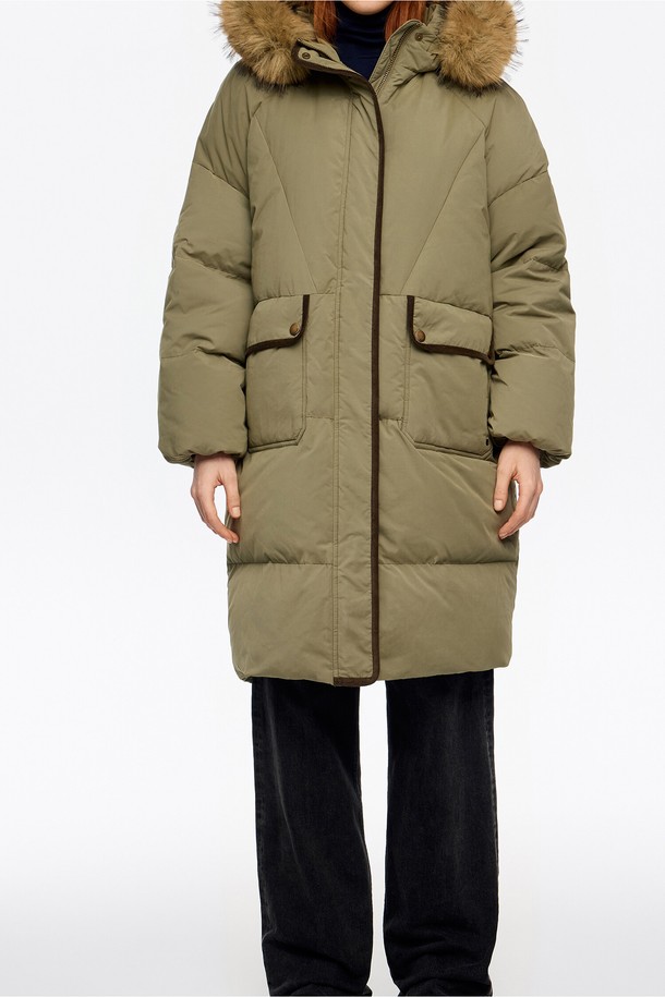 [25FW] 라이트카키 라글런 롱 패딩 다운 재킷 B256AWD009LKB는 여성용 롱패딩으로, 캐주얼 및 베이직 스타일을 추구하는 분들께 적합합니다. 가을과 겨울에 따뜻하게 착용할 수 있으며, 가볍고 보온성이 뛰어난 오리털 충전재를 사용하여 쾌적함을 선사합니다. 루즈핏으로 편안한 착용감을 제공하며, 집업 및 스냅 여밈 방식으로 간편하게 입고 벗을 수 있습니다. 라글런 디자인과 후드, 퍼, 포켓 디테일이 더해져 실용성과 스타일을 동시에 만족시키는 아이템입니다. 라이트카키 컬러의 무지 디자인으로 다양한 룩에 매치하기 용이합니다.
