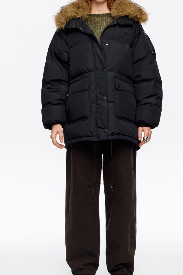 [25FW] 블랙 어드저스터블 퍼 다운 재킷 B256AWD010BKB는 여성용 다운 재킷입니다. 겨울철 방한을 위한 두꺼운 두께감과 오버핏으로 제작되었으며, 캐주얼 및 미니멀 스타일을 연출하기 좋습니다. 부드러운 퍼 소재와 긴 소매, 후드, 포켓, 스트링 조절 기능으로 실용성을 더했습니다. 무지 패턴의 블랙 컬러로 다양한 룩에 매치하기 용이하며, 집업 및 스냅 여밈 방식으로 편안하게 착용할 수 있습니다.
