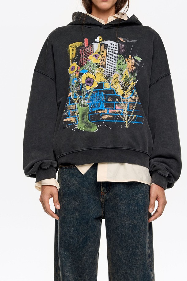 [25FW] 워시드블랙 시티 로고 후디 B256AWW009BKB는 여성용 후드입니다. 일상생활에서 캐주얼하고 스트릿한 스타일을 연출하기에 적합하며, 가을과 겨울에 따뜻하게 입을 수 있습니다. 부드러운 면 소재로 제작되었으며, 두꺼운 두께감으로 포근한 착용감을 선사합니다. 루즈핏으로 편안하게 착용 가능하며, 블랙 컬러 바탕에 로고 프린팅이 돋보입니다. 긴 소매와 후드 디자인으로, 스타일리시함과 보온성을 동시에 잡았습니다.
