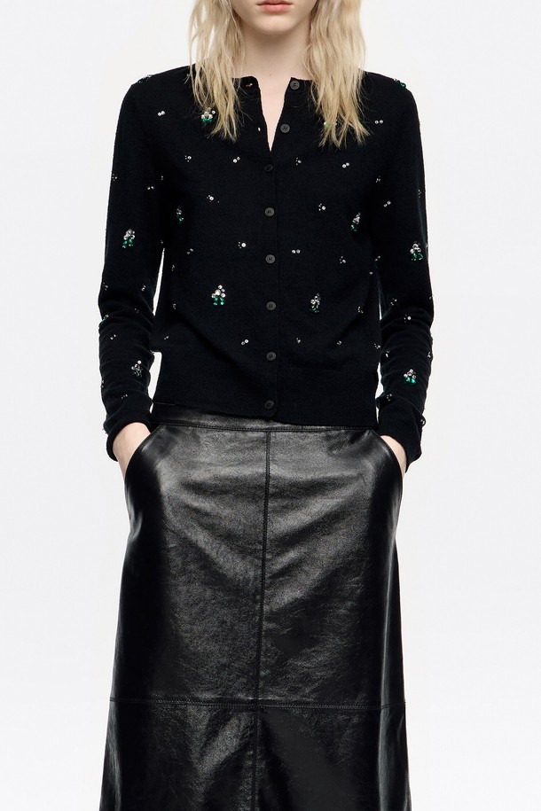 [25FW] 블랙 핏 라인스톤 가디건 B256AWG004BKB는 여성 고객을 위한 가을/겨울용 상의 가디건입니다. 블랙 컬러의 슬림핏 디자인으로, 라운드넥과 긴소매, 싱글 버튼 여밈 방식으로 미니멀하고 캐주얼한 스타일을 연출합니다. 면과 나일론 혼방 소재로 제작되어 편안한 착용감을 제공하며, 무지 패턴에 라인스톤 장식이 포인트로 더해져 세련된 느낌을 선사합니다. 출근룩과 모임룩, 그리고 캐주얼, 미니멀, 클래식 스타일을 즐겨 입는 고객에게 적합한 아이템입니다.
