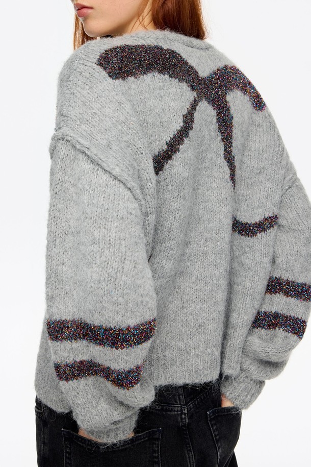 [25FW] 라이트 그레이 틴셀 벌룬 가디건 B256AWG001GRB는 여성용 가을/겨울 상의입니다. 라이트 그레이 컬러의 무지 디자인으로, 캐주얼, 미니멀, 클래식 스타일을 연출할 수 있습니다. 숏 기장의 라운드 넥 가디건으로, 루즈핏과 벌룬 핏이 특징이며, 긴소매 디자인입니다. 아크릴, 폴리에스테르, 나일론 혼방 소재로 제작되어 부드러운 촉감과 두꺼운 두께감을 제공합니다.
