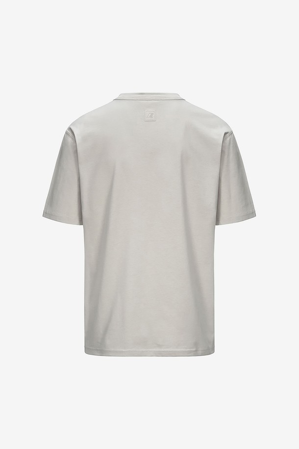 까웨(KWAY) 팬텀 포켓 티셔츠는 남성을 위한 화이트 컬러의 베이직한 반소매 티셔츠입니다. 면 소재로 제작되어 봄, 여름철 일상복으로 적합하며, 레귤러 핏과 라운드넥 디자인으로 편안하게 착용할 수 있습니다. 무지 패턴에 포켓 디테일이 더해진 캐주얼한 스타일의 상의입니다.
