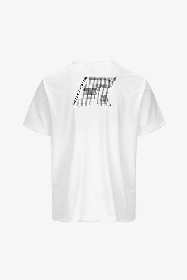 까웨(KWAY) 그래파이트 티셔츠는 남녀공용으로, 여름철 야외 스포츠 및 하이킹에 적합한 스포티한 반소매 티셔츠입니다. 통기성과 신축성이 뛰어난 폴리에스테르 소재로 제작되었으며, 라운드넥 디자인에 앞 패치 포켓과 뒷면 실크스크린 프린트가 돋보입니다. 그래파이트 컬러의 무지 디자인으로 어떤 스타일에도 쉽게 매치할 수 있습니다.
