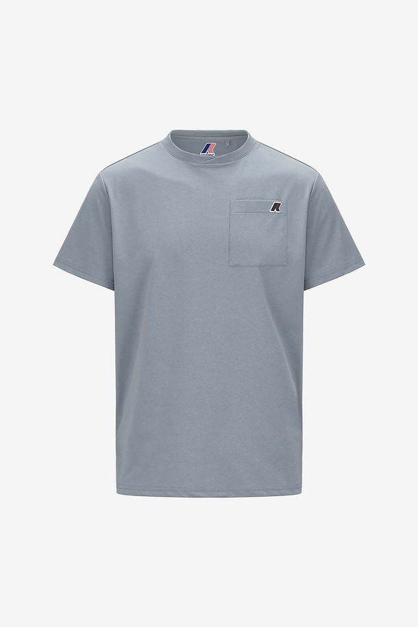 까웨(KWAY) 수반 티셔츠는 스포티한 무드를 연출하는 유니섹스 티셔츠입니다. 흰색 바탕에 로고 패턴이 돋보이며, 폴리에스테르 소재로 제작되어 통기성과 신축성이 우수합니다. 라운드넥 디자인에 앞면 패치 포켓과 수직 지퍼 포켓이 있으며, 하이킹, 아웃도어, 스포츠 활동에 적합합니다.
