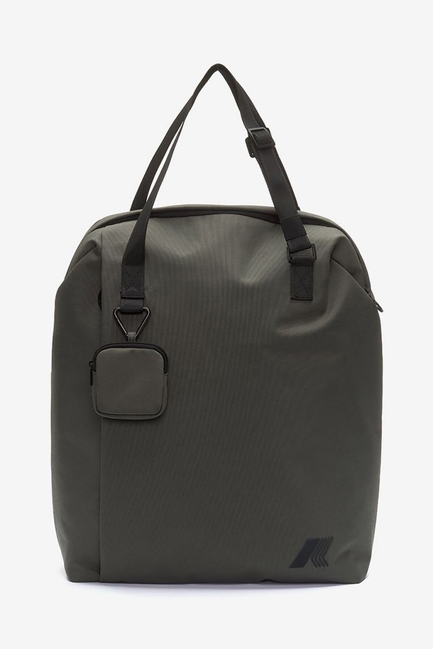 까웨(KWAY) 나엘 토트백 Y255EOA166은 남성을 위한 블랙 색상의 미디엄 사이즈 토트백입니다. 나일론과 폴리에스테르 소재로 제작되었으며, 사각 형태에 무지 패턴이 특징입니다. 노트북 수납, 다양한 수납공간, 키링, 물병 홀더 등의 기능과 더불어 내부 지퍼 포켓, 외부 앞 포켓, 조절 가능한 손잡이, 분리형 내부 파우치 등 다양한 수납 디테일을 제공하며, 지퍼형 잠금 방식으로 여행, 일상, 비즈니스 등 다용도로 활용하기 좋습니다.
